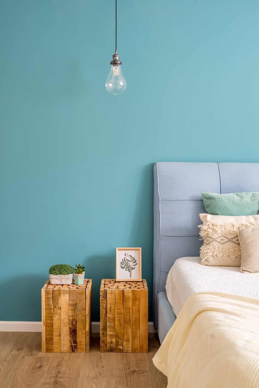 חדר שינה עם קיר כחול