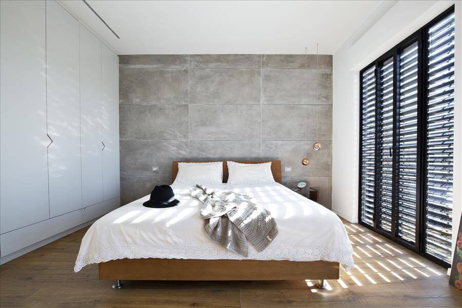 חדר שינה מודרני קיר גב מיטה מחופה באריחי בטון