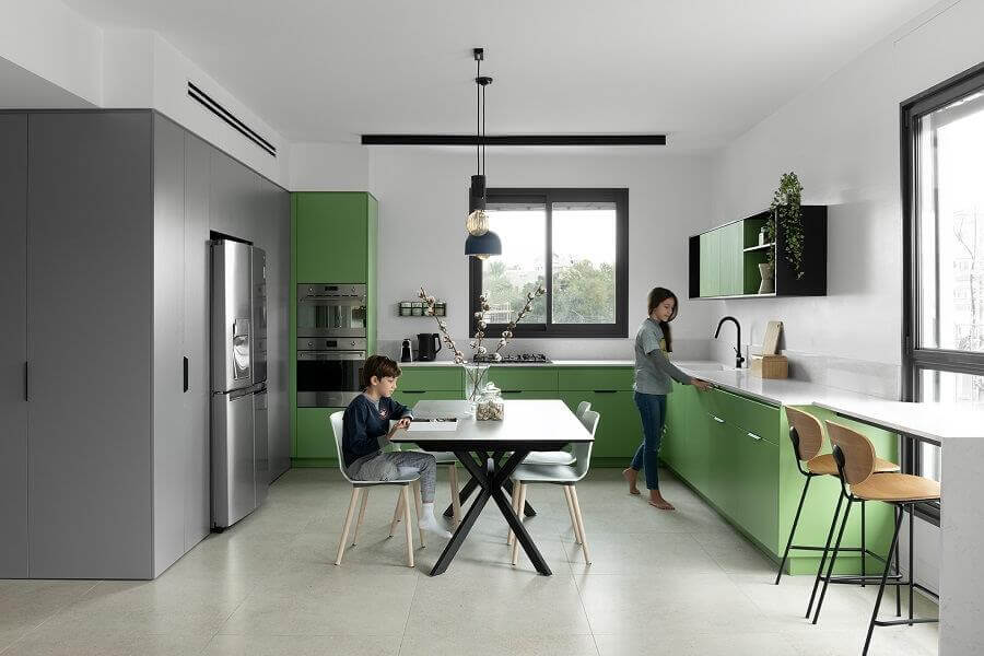 חזיתות בצבע ירוק במטבח מודרני