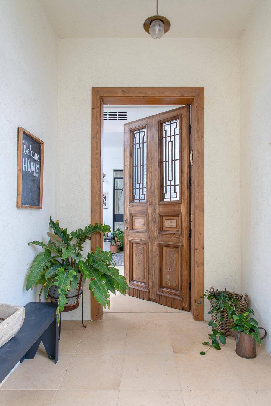 דלת עץ מפירוק בכניסה לבית