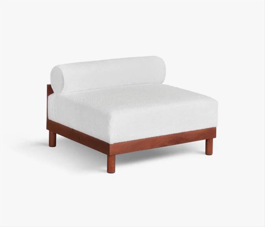 כורסא מעוצבת בצבע לבן בשילוב עץ טבעי