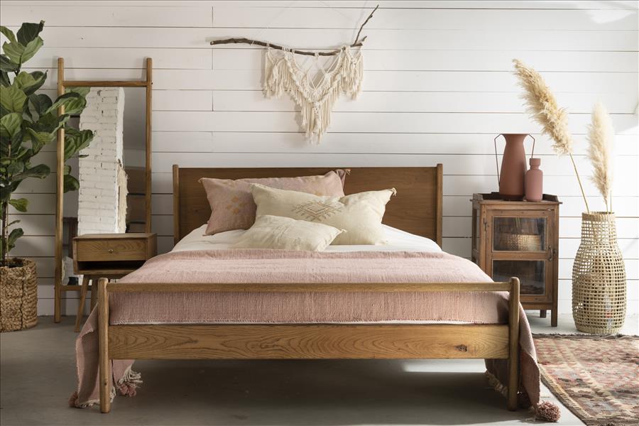 פינה טבעית ושלווה: מיטות עץ מעוצבות בחדר השינה