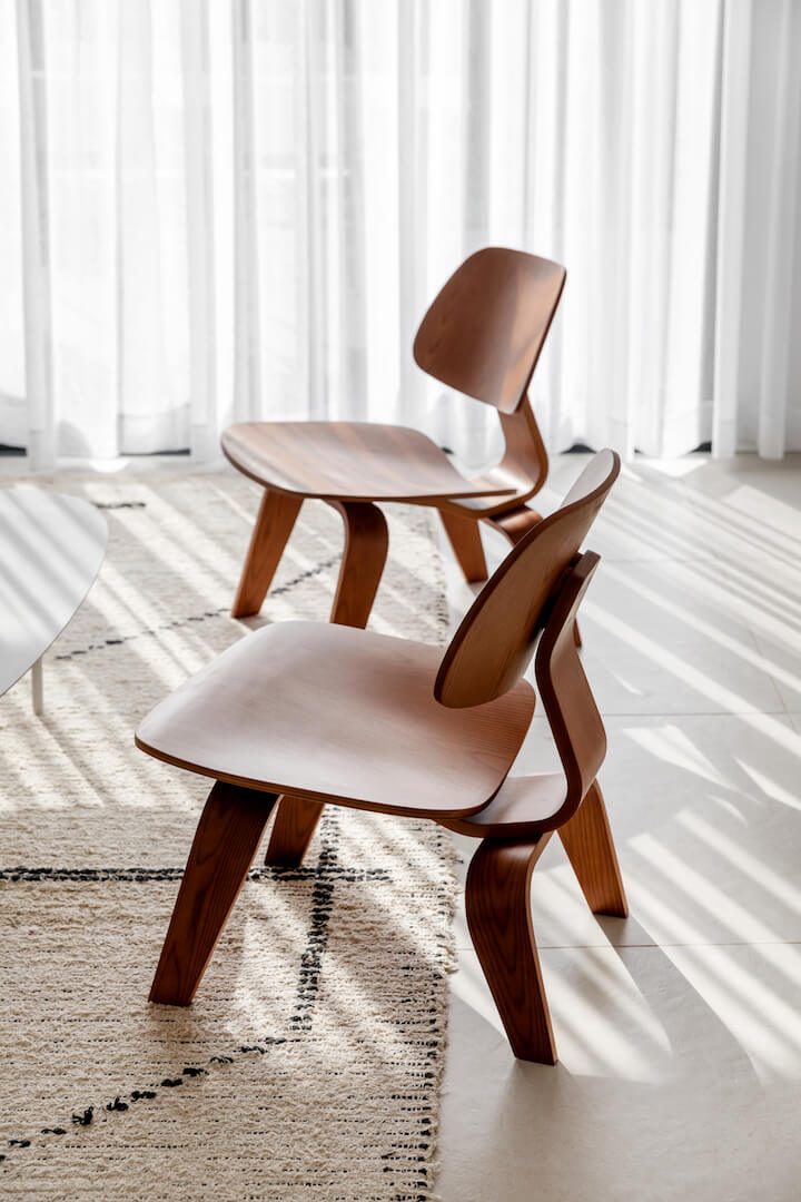 זוג כיסאות עץ מעוצבים בסלון