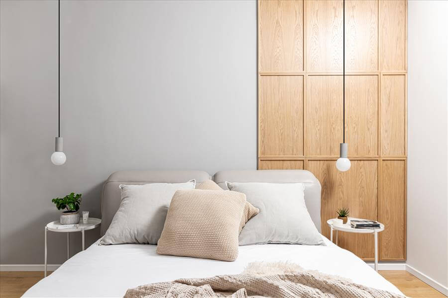 חיפוי קיר מעץ ליצירת עומק בחדר השינה