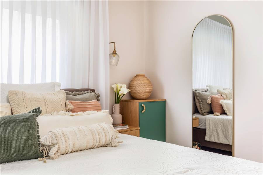 חדר שינה מפנק עם נגיעות של צבע