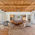 ספרייה גדולה מלאה בספרים, משחקים וחפצים אישיים של בני הבית