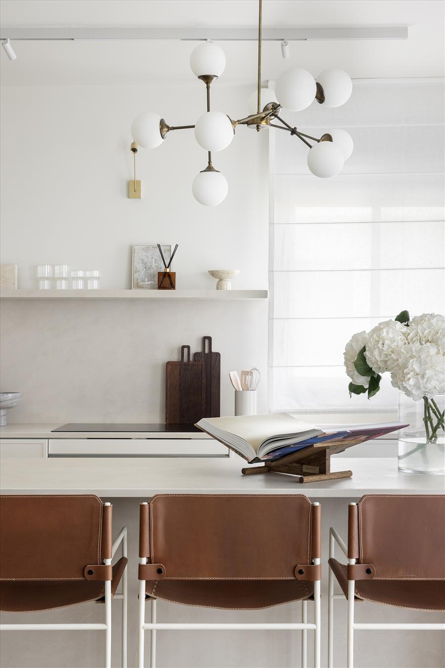 מרחב רחב ונעים בגוונים וחומרים טבעיים