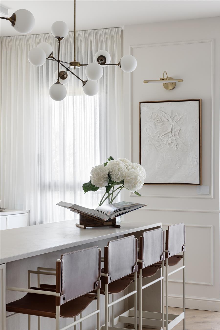 שיש דקטון בדוגמת טיח המעניק מראה אלגנטי אך טבעי