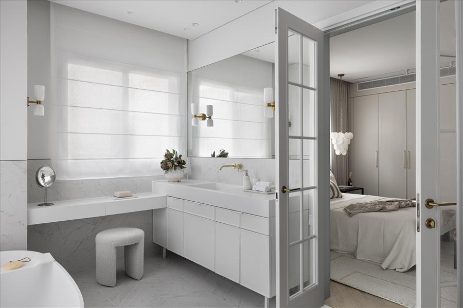 דלתות צרפתיות המובילות לחדר הרחצה