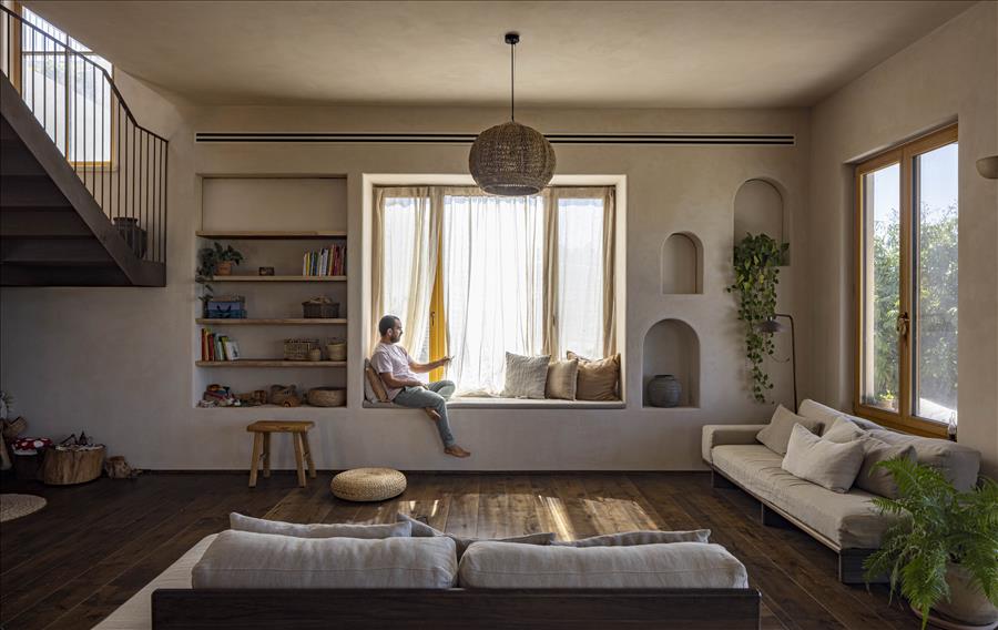 פונה אל הנוף הפתוח של העמק