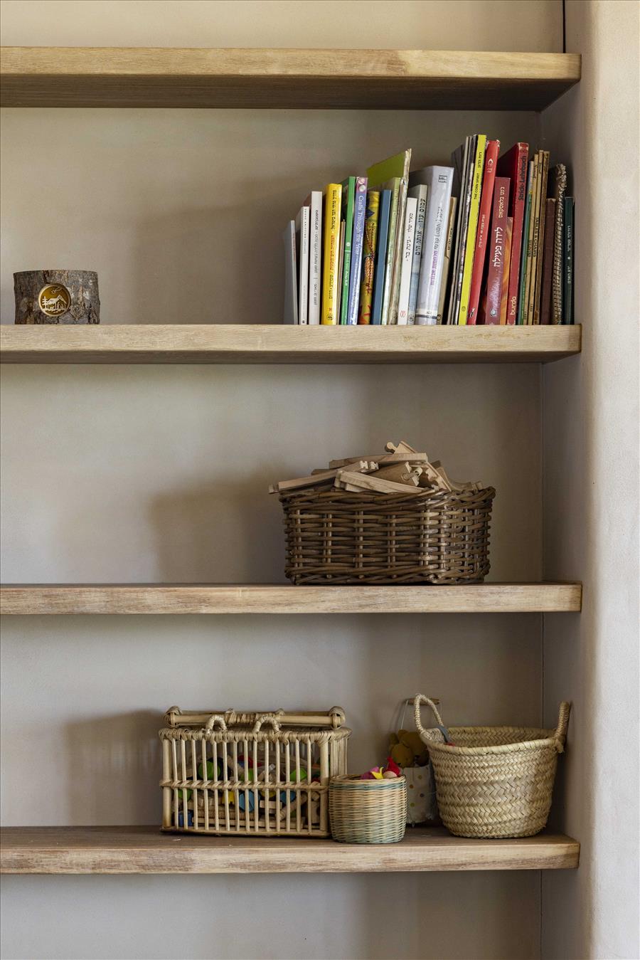 נישות דקורטיביות המקיפות את הסלון