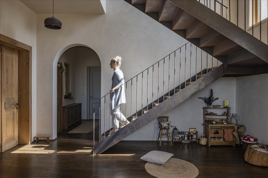 גרם מדרגות מפוסל מברזל ועץ