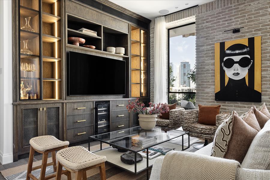 אמנות מקורית, יצירות של בעלת הבית עצמה