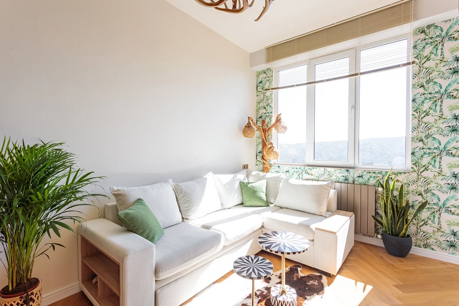 ספה לבנה עם מיטה נפתחת