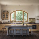 נגיעה כפרית מודגשת שמוסיפה למטבח עומק ונוכחות