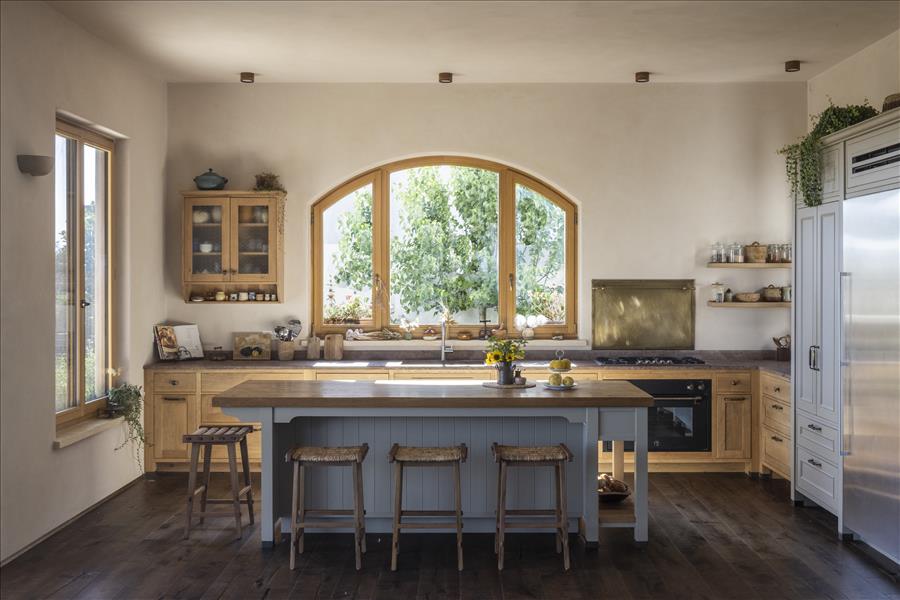 נגיעה כפרית מודגשת שמוסיפה למטבח עומק ונוכחות