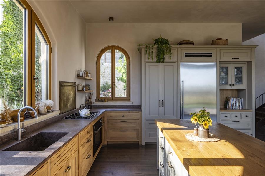 ממשיך את השפה העיצובית הטבעית של הבית