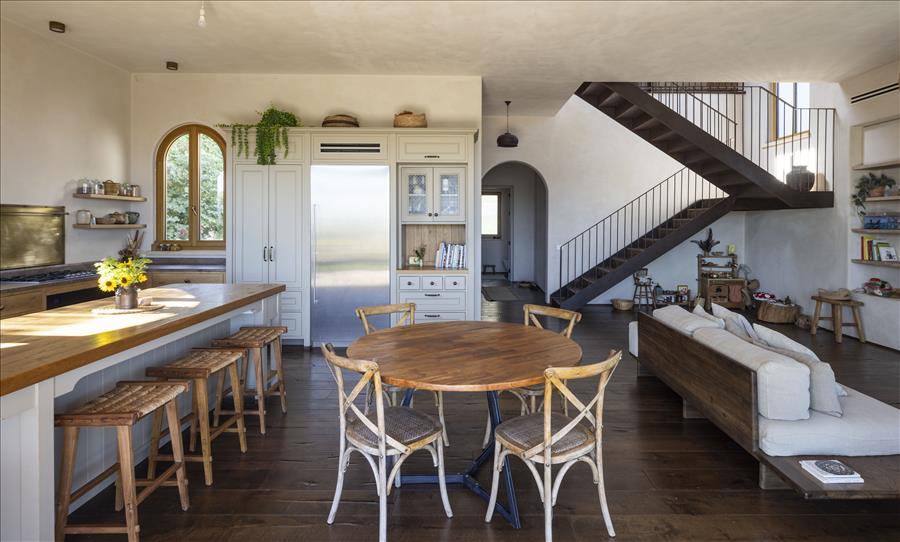 פינת אוכל עגולה ומשפחתית מעץ