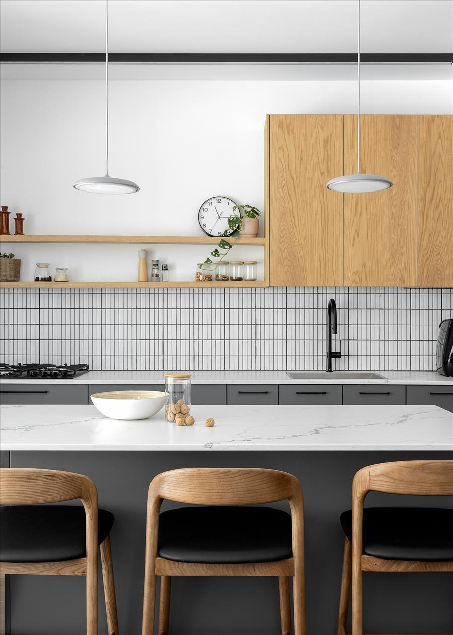 ארונות בגוון אפור גרפיט לצד עץ אלון טבעי