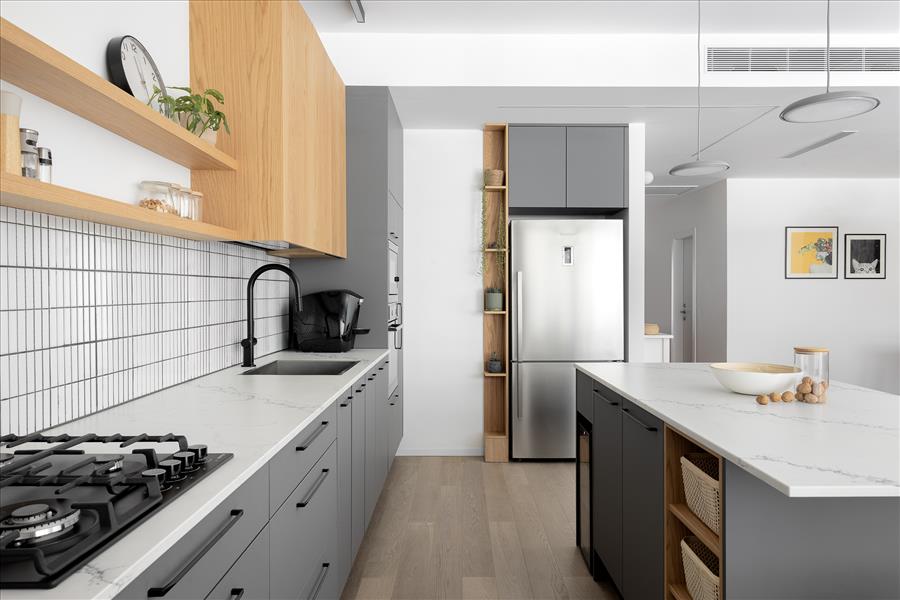 מטבח ארוך ומתוכנן בקפידה