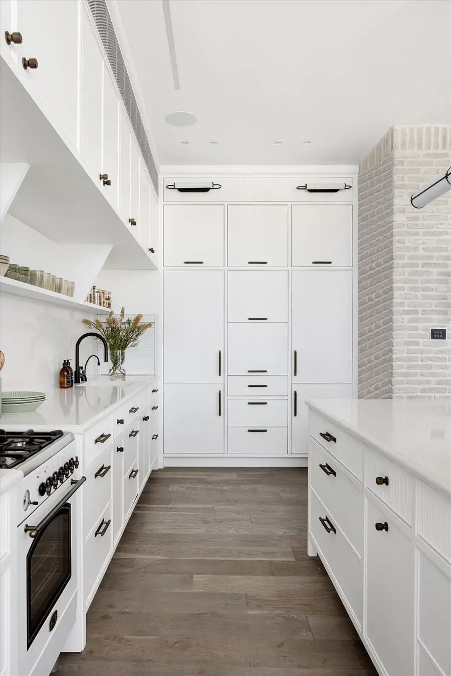 במה נקייה לחומריות שמסביב