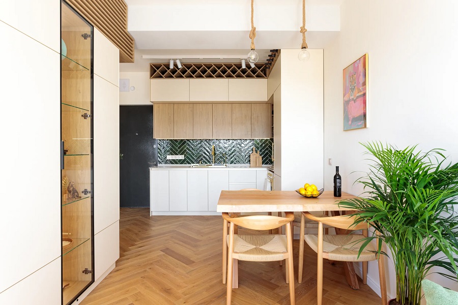 ממשיך את שפת החומרים של הדירה