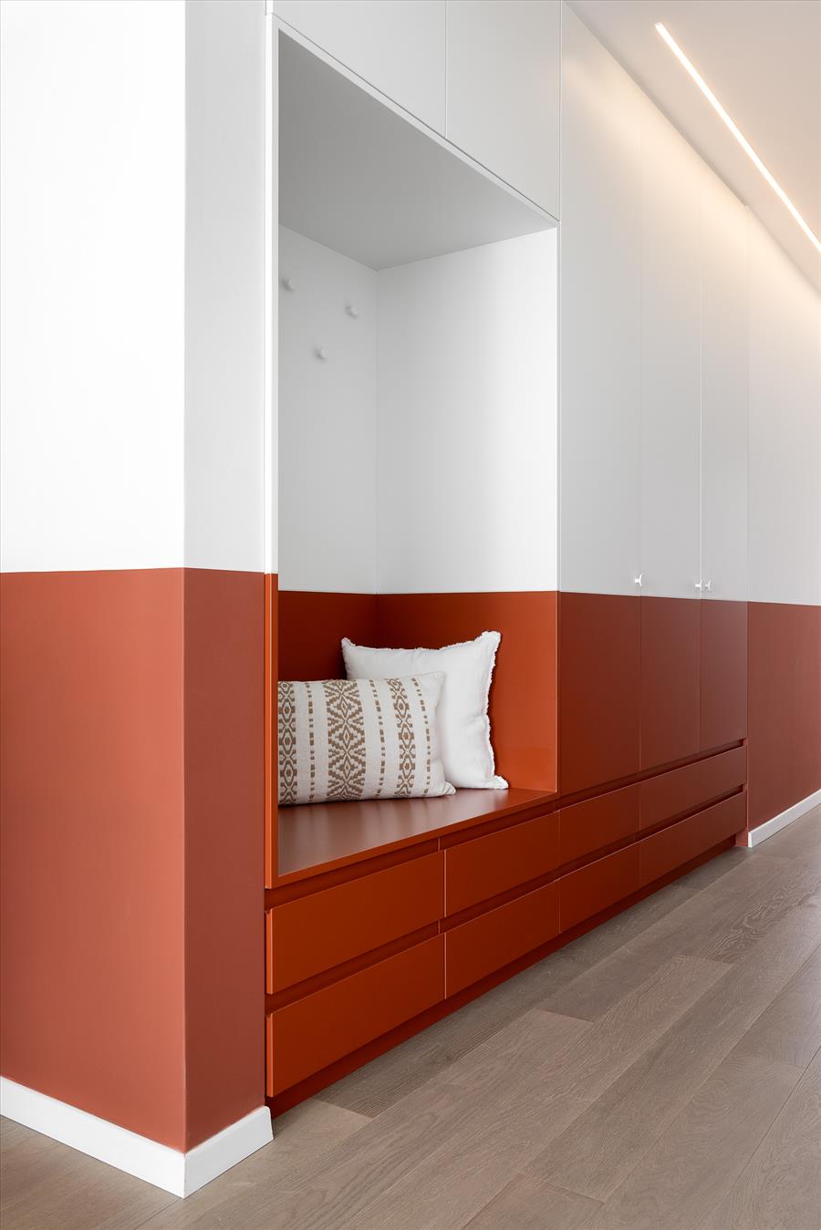 שילוב גוונים המוסיף עניין ותנועה