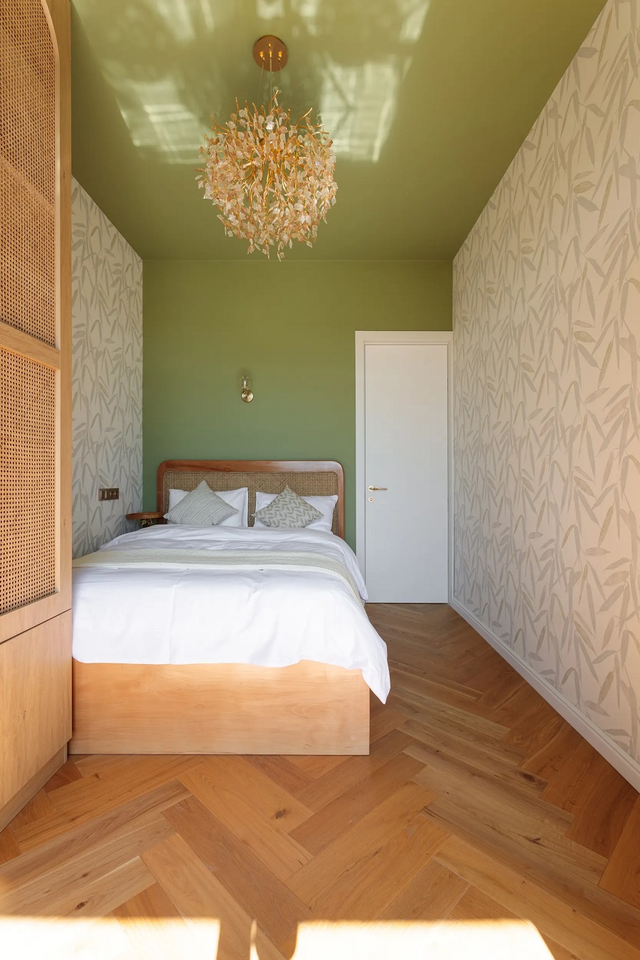 איזון בין אלמנטים טבעיים לבין יצירת חלל רגוע ונינוח