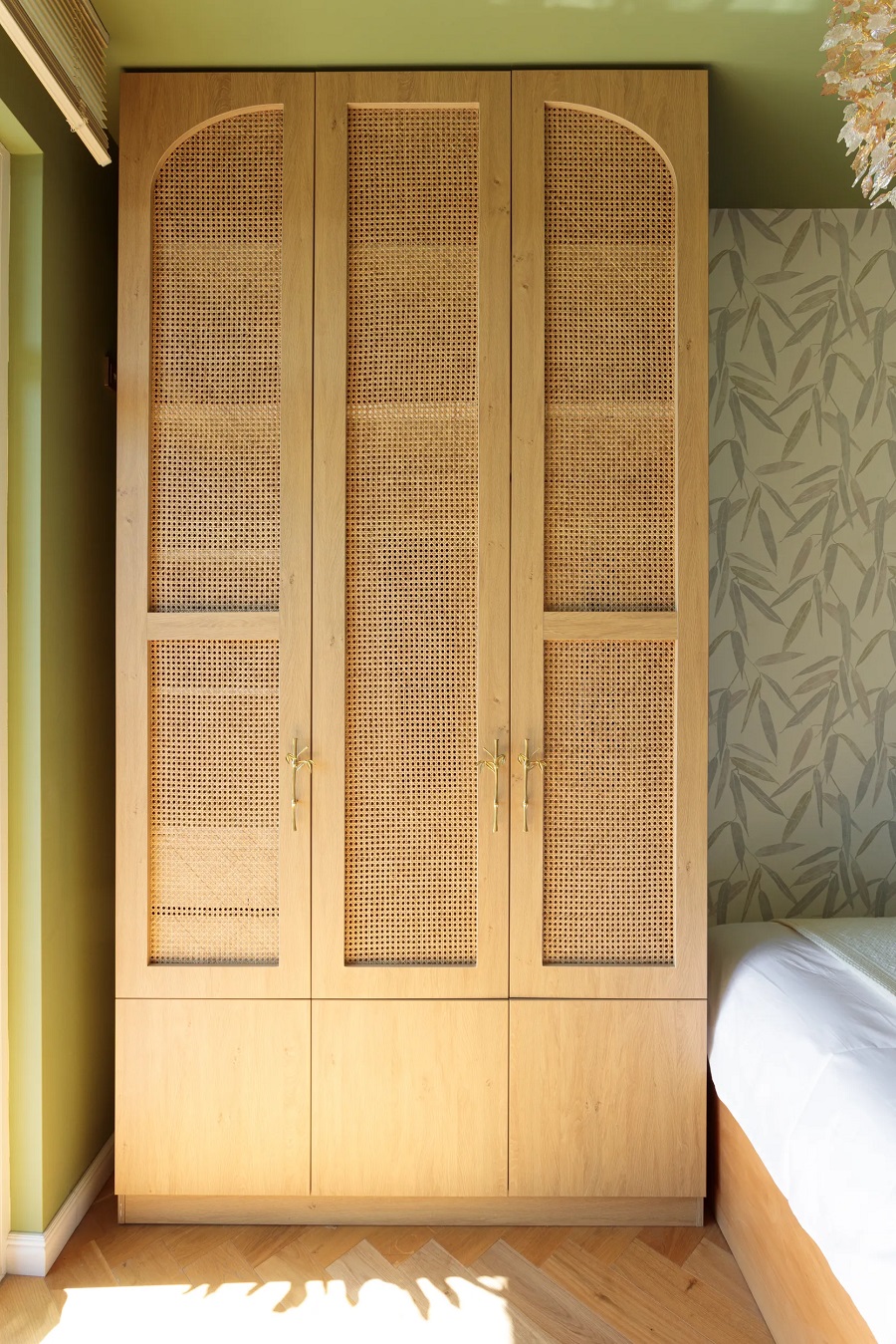 ארון בגדים מותאם אישית המשלב עץ וראטן