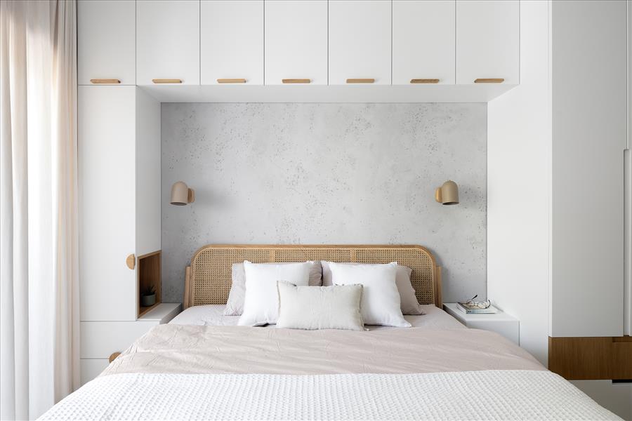 אזורי אחסון מסביב למיטה ומעליה