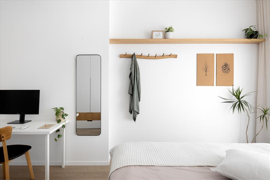 מדף צף צר שמרכז פריטי נוי וצמחייה חיה שמוסיפה רוך ואווירה טבעית