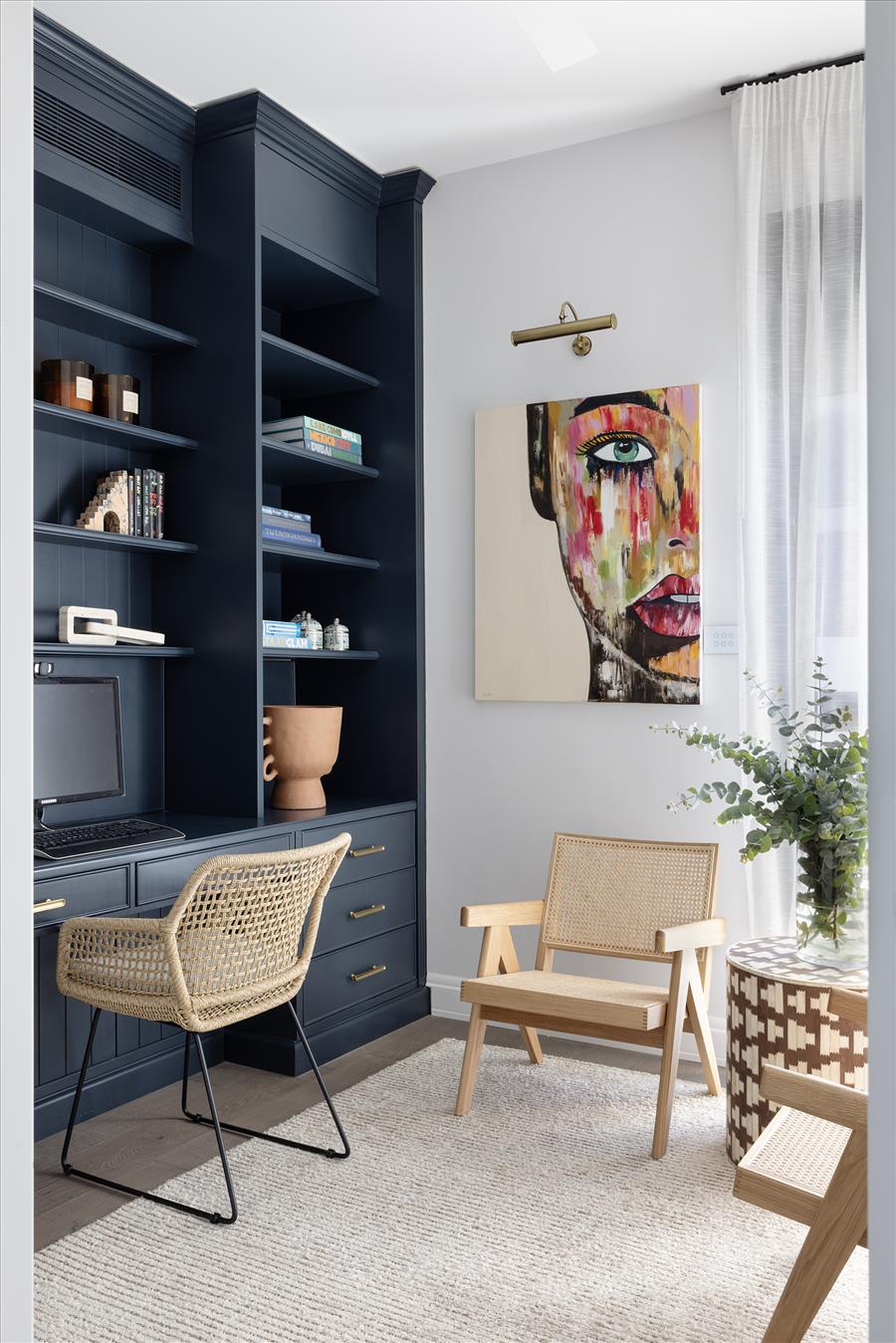 כיסא קש קלוע שמאזן את החומריות