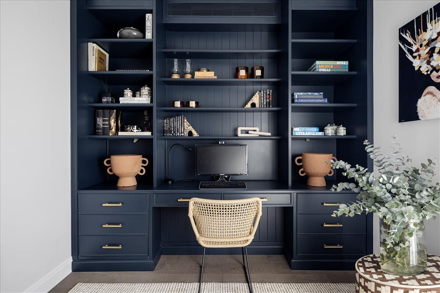 נגרות שתוכננה בהתאמה אישית ונצבעה בגוון כחול נוכח ודומיננטי