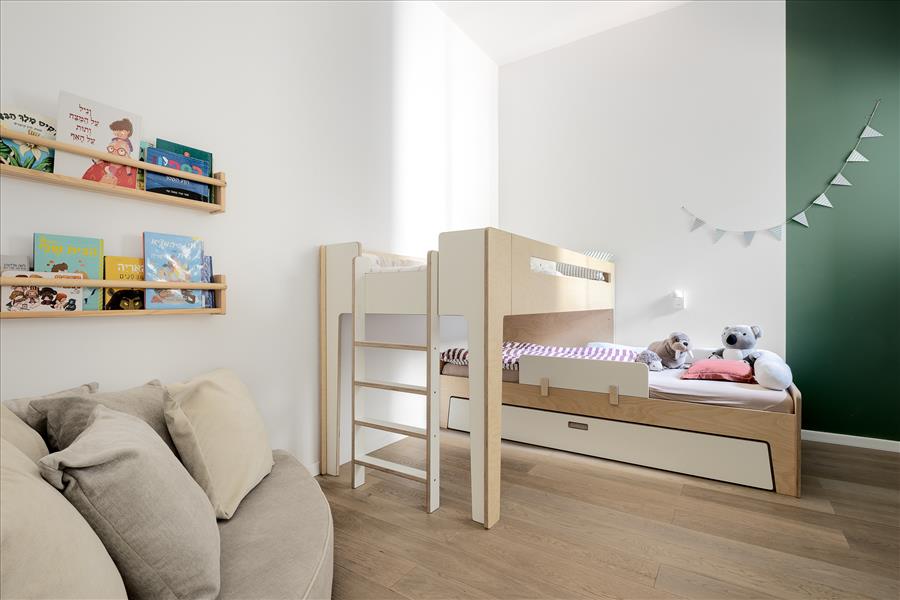 מיטת קומתיים חכמה ופינת קריאה מזמינה