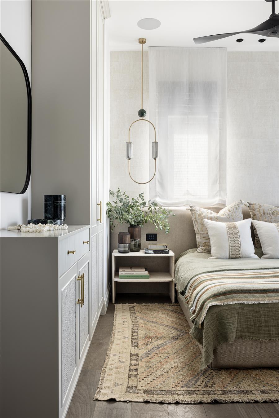 שקט חומרי עם נגיעות של חום ואור