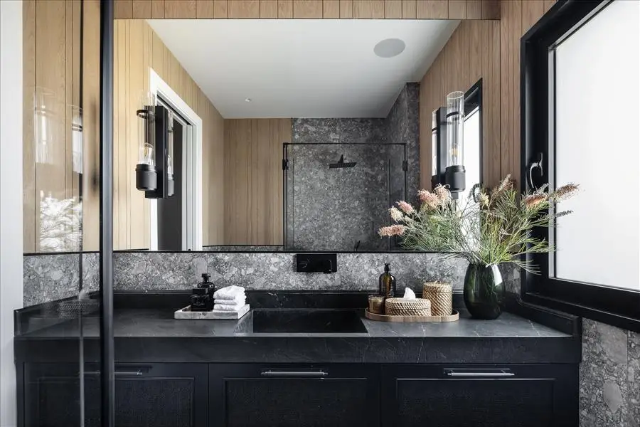 כיוון דרמטי ומלא עומק