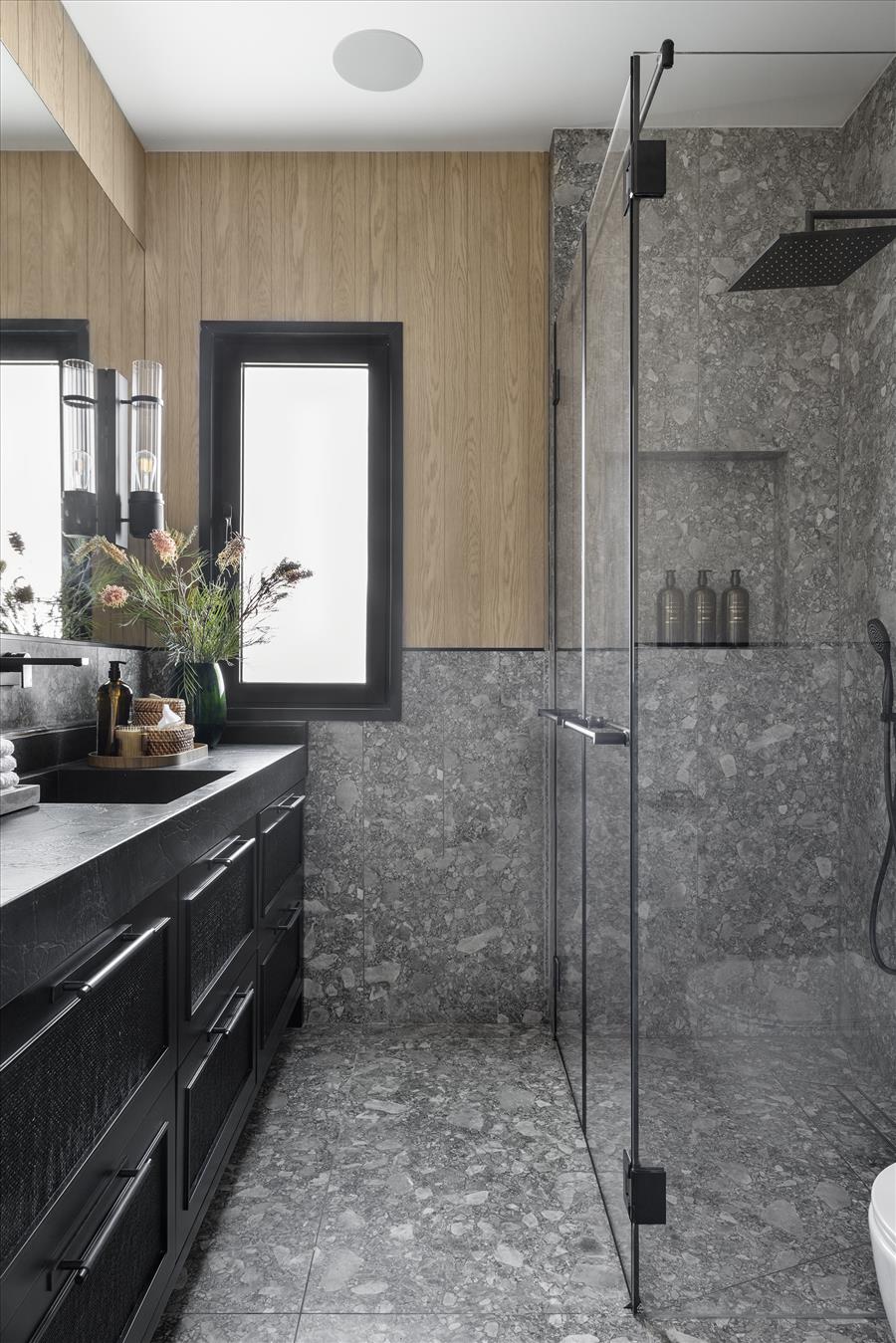 אריחי טרצו גדולים בגוני אפור