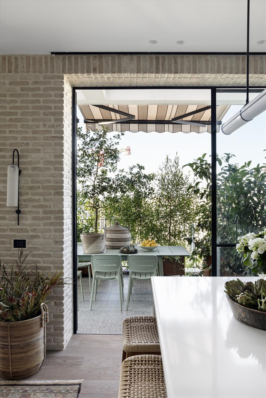 חיבור בין פנים לחוץ