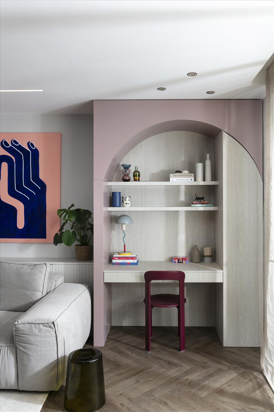 פינת עבודה פונקציונלית שהפכה לאחד האלמנטים הייחודיים בסלון