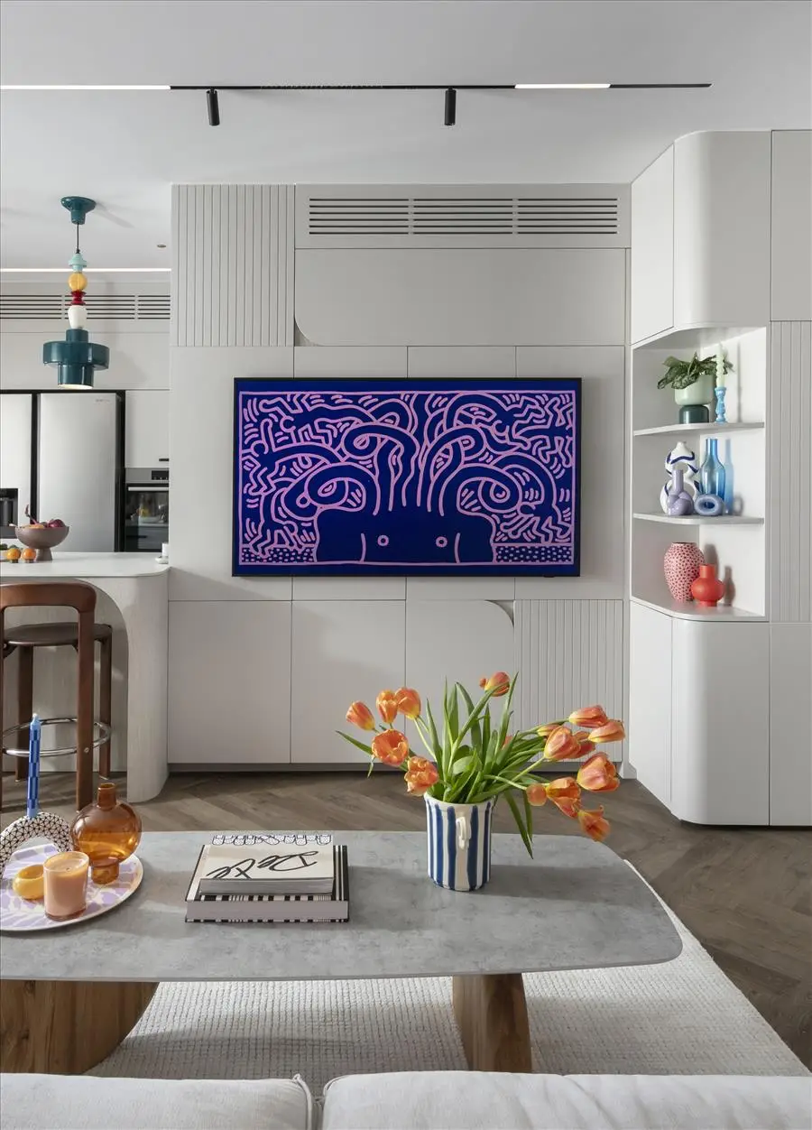 פריט אדריכלות מרשים שמלווה את הדירה כולה