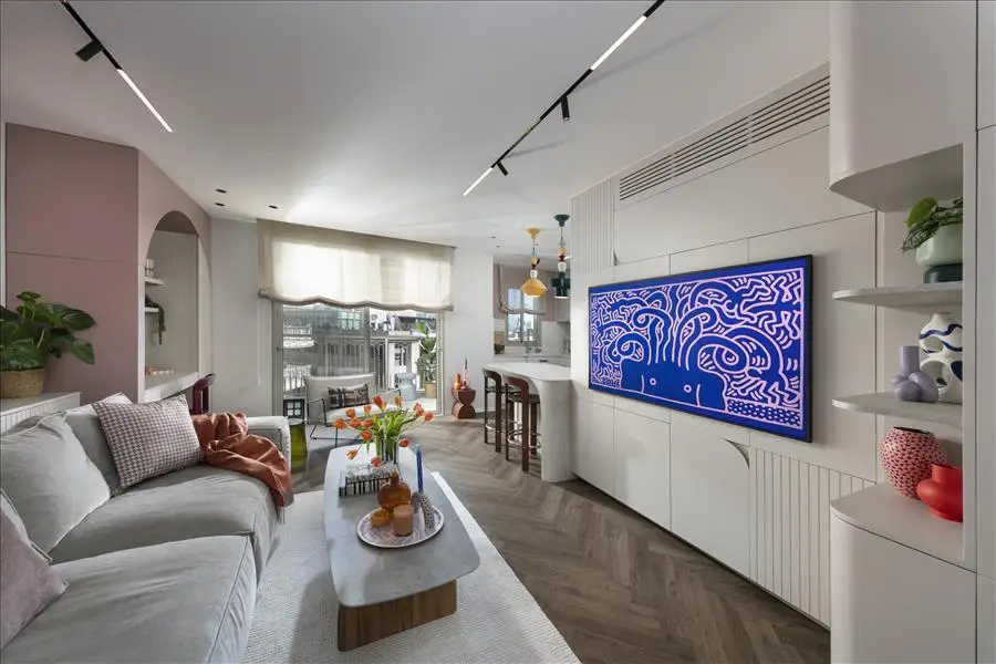 מאפשר לצבעוניות של פרטי האמנות לבלוט