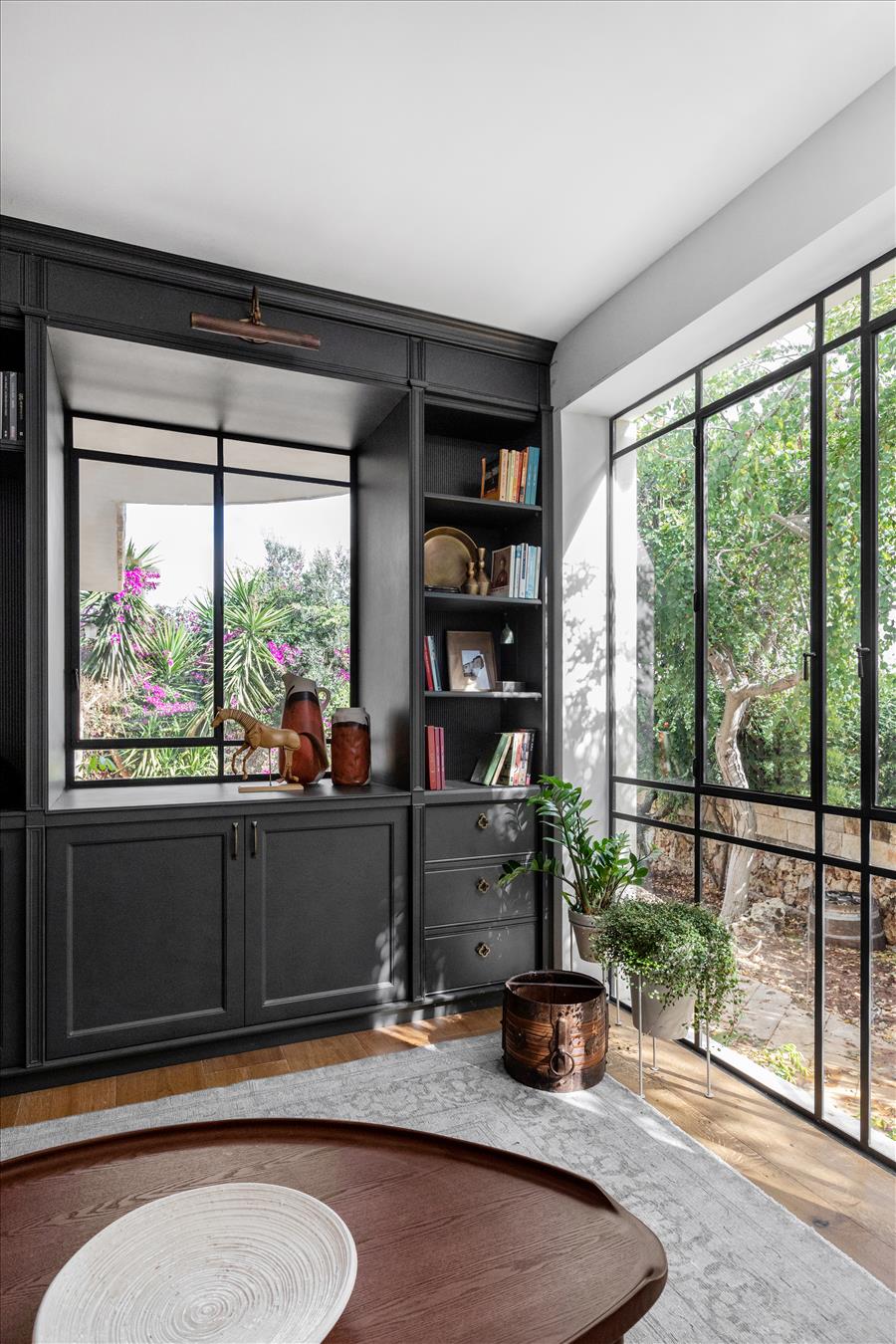 חלון ויטרינה רחב שמכניס פנימה שפע של אור טבעי