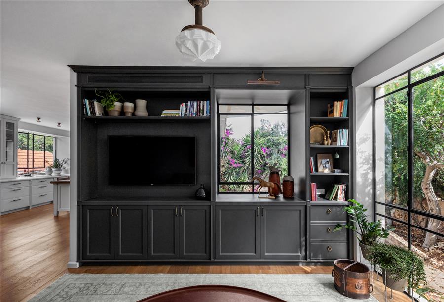 יחידת נגרות בגוון פחם כהה מוסיפה עומק ועניין