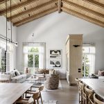 תקרת עץ גבוהה עם קורות עץ טבעי