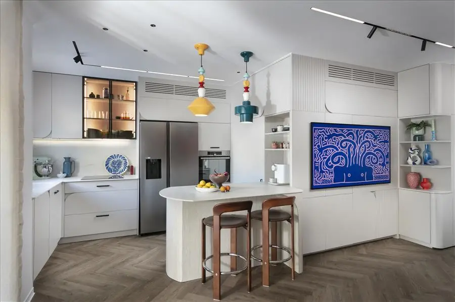 ארון דו כיווני שמתחיל כבר בכניסה ומפריד באופן אלגנטי בין הסלון והמטבח 