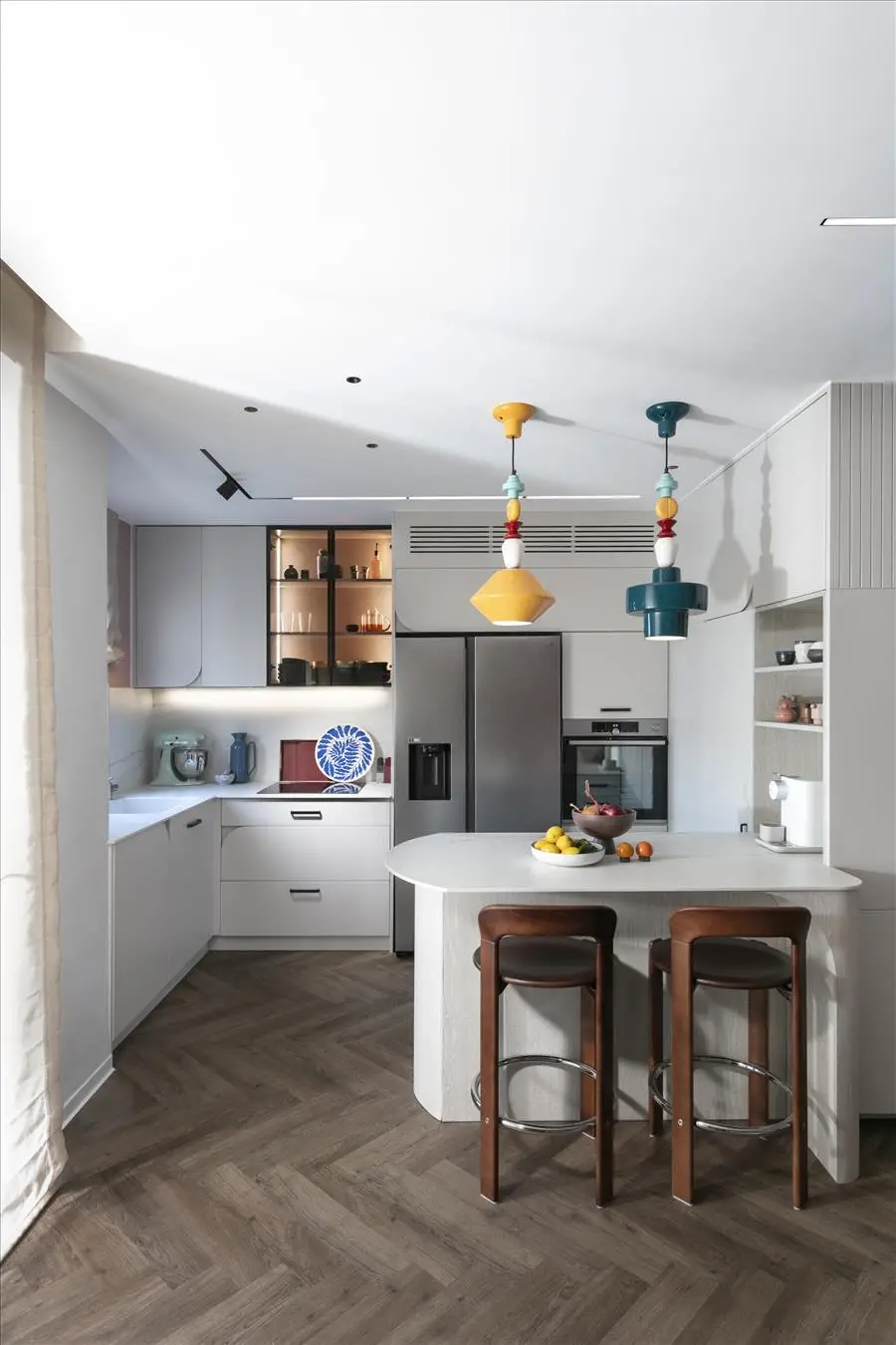 אי מחופה גרניט פורצלן עם גידים עדינים ומעוצב בצורניות מעוגלת 