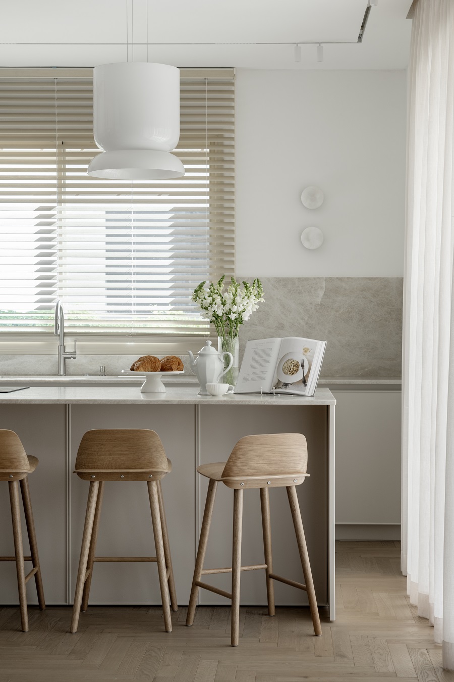 נגיעה של עץ טבעי בכיסאות הבר