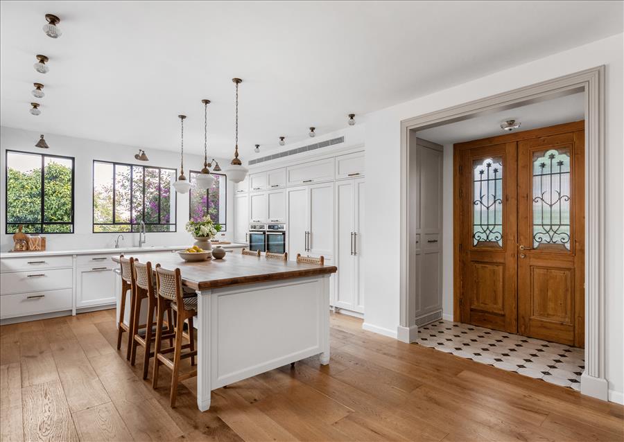 המטבח מוקם במרכז הבית ותוכנן מחדש