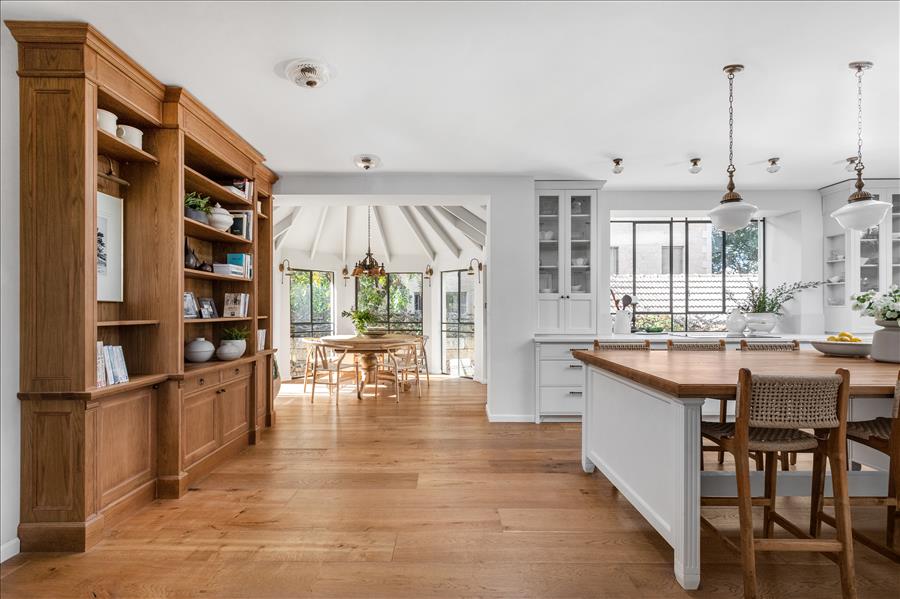 חלונות רחבים שמכניסים אור טבעי רב