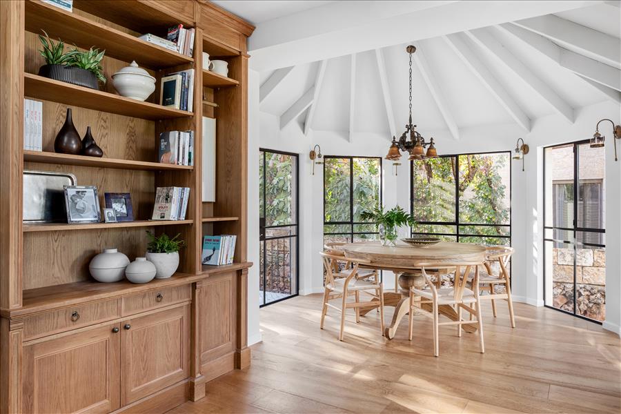 בין המטבח לפינת האוכל נבנתה ספריית עץ מרשימה